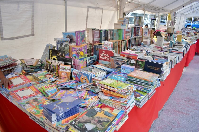 Comerciantes nacionales ponen a la venta sus libros en la Plaza de Armas de Torreón