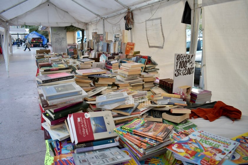 Comerciantes nacionales ponen a la venta sus libros en la Plaza de Armas de Torreón