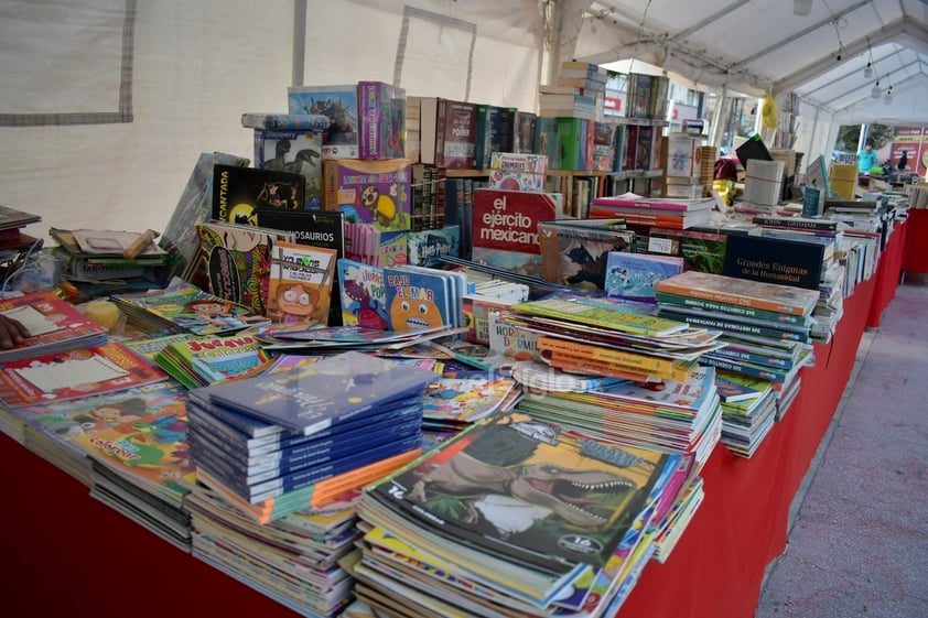 Comerciantes nacionales ponen a la venta sus libros en la Plaza de Armas de Torreón