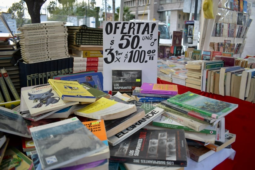 Comerciantes nacionales ponen a la venta sus libros en la Plaza de Armas de Torreón