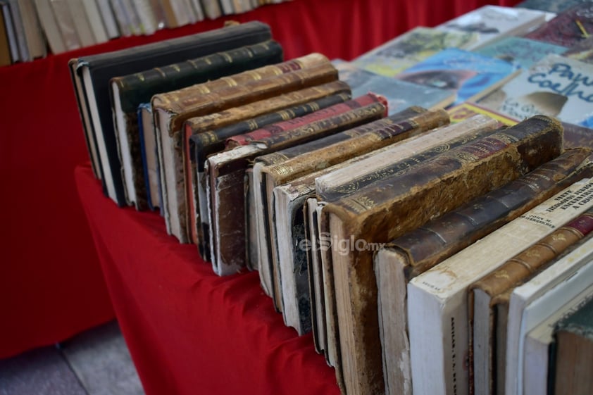 Comerciantes nacionales ponen a la venta sus libros en la Plaza de Armas de Torreón