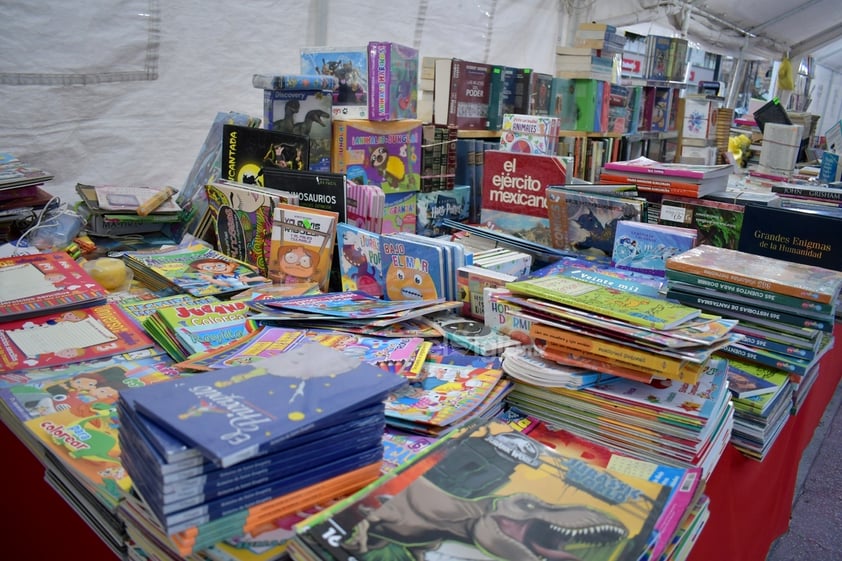 Comerciantes nacionales ponen a la venta sus libros en la Plaza de Armas de Torreón