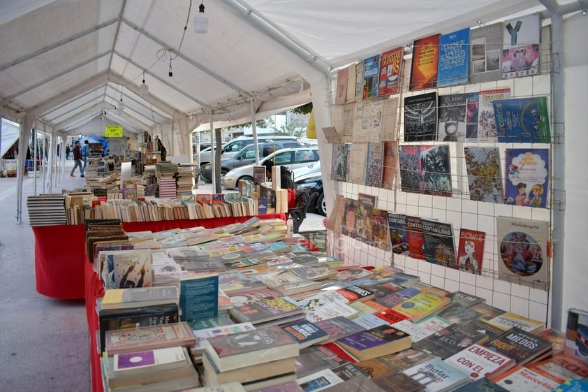 Comerciantes nacionales ponen a la venta sus libros en la Plaza de Armas de Torreón