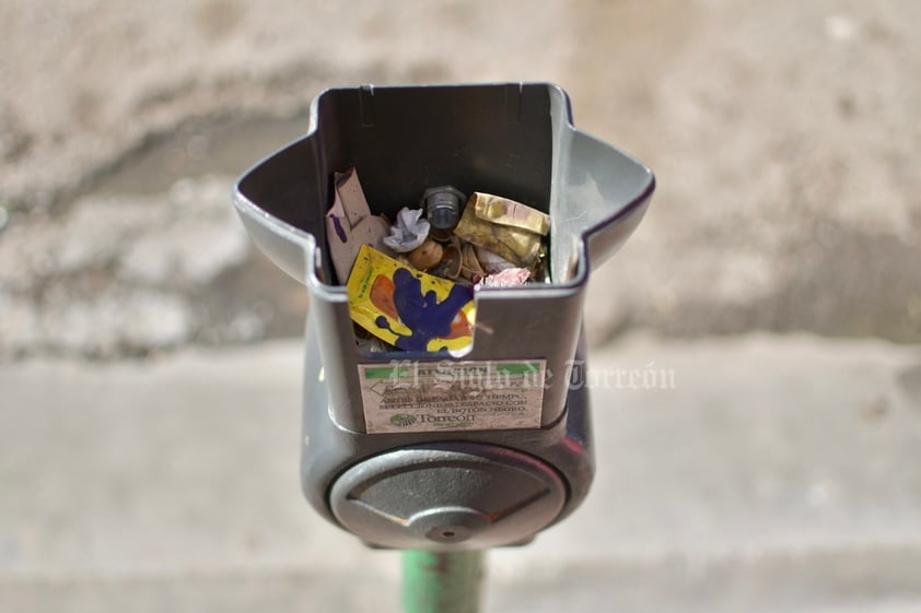 Con suciedad y basura. Algunos parquímetros del Centro de Torreón ya lucen más como basureros que como dispositivos para regular el tiempo de estacionamiento.