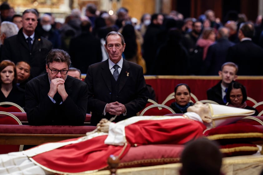 Los fieles y las autoridades acudieron en orden a despedirse del papa emérito.