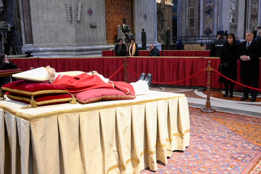 Benedicto XVI tendrá un funeral muy similar al de los papas en funciones.