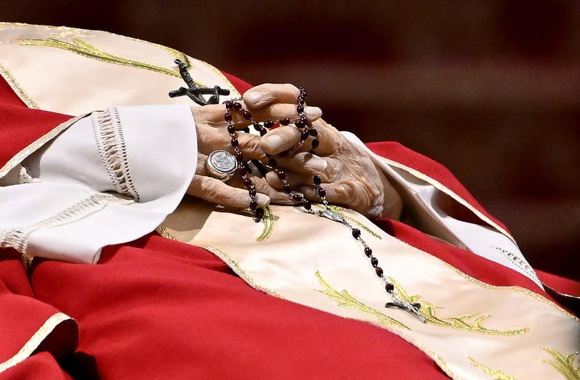 Aunque Benedicto XVI era papa emérito al morir, se siguen prácticamente los mismos rituales.