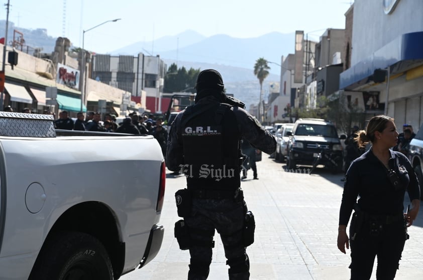 Los policías heridos fueron trasladados a un hospital.