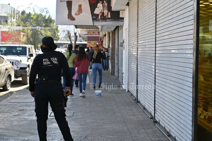 Los comercios aledaños cerraron sus cortinas y los clientes se resguardaron.