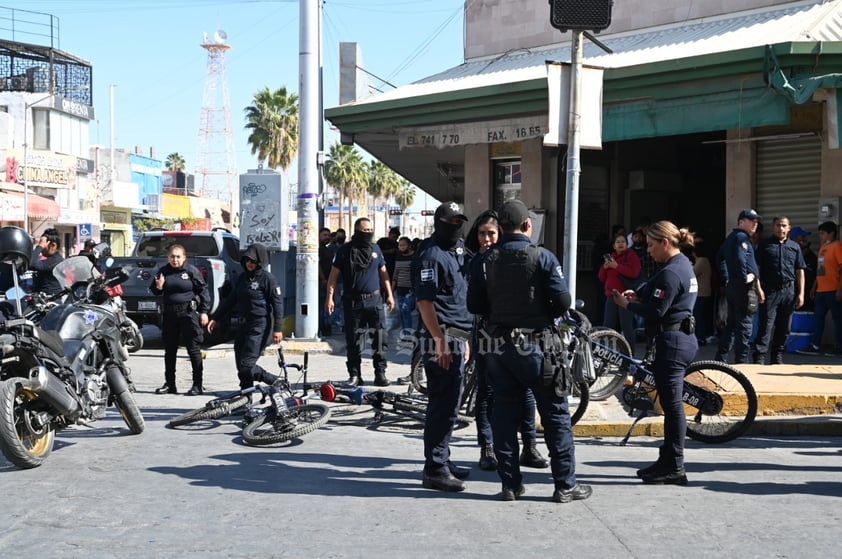 Los agentes resultaron heridos de bala.