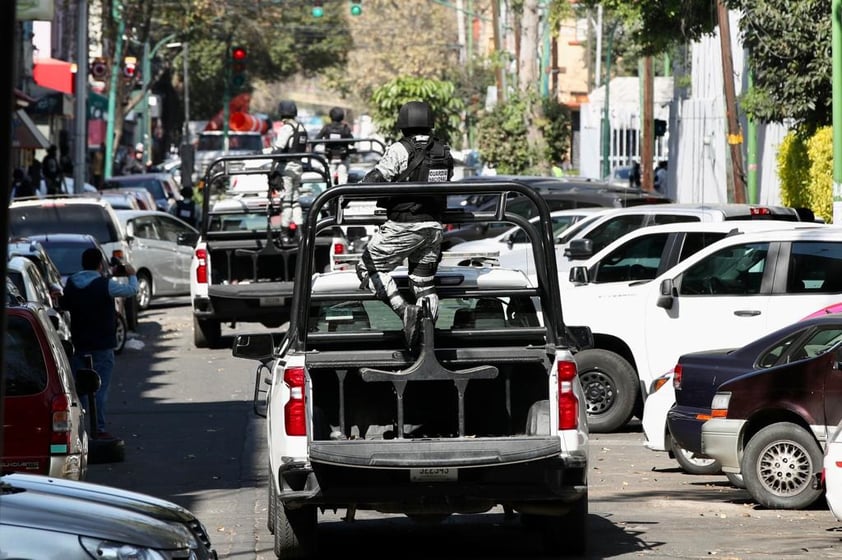 EUM20230105NAC04.JPG 
CIUDAD DE MÉXICO. Security/Seguridad-Ovidio.- 5 de enero de 2023. Aspectos del dispositivo de seguridad al exterior de la FEMDO por la detención de Ovidio 'N'. Las instalaciones son vigiladas por camionetas artilladas de la Guardia Nacional, además arribaron dos camiones blindados de policía federal ministerial perteneciente a la Fiscalía General de la República. Foto: Agencia EL UNIVERSAL/Valente Rosas/EELG