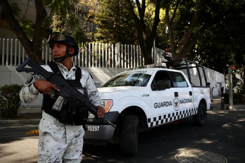 EUM20230105NAC06.JPG 
CIUDAD DE MÉXICO. Security/Seguridad-Ovidio.- 5 de enero de 2023. Aspectos del dispositivo de seguridad al exterior de la FEMDO por la detención de Ovidio 'N'. Las instalaciones son vigiladas por camionetas artilladas de la Guardia Nacional, además arribaron dos camiones blindados de policía federal ministerial perteneciente a la Fiscalía General de la República. Foto: Agencia EL UNIVERSAL/Valente Rosas/EELG