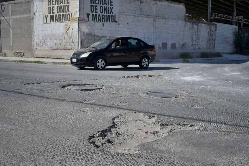 Carga pesada. El pavimento de esta parte de la ciudad suele tener muchos baches debido a la circulación de vehículos de carga.