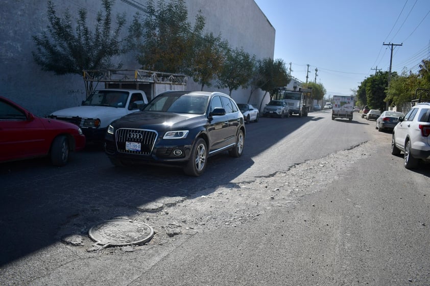 Desde hace años. El pavimento de la Zona Industrial de Gómez Palacio tiene un severo deterioro que se arrastra desde hace años. Es común ver este tipo de daños.