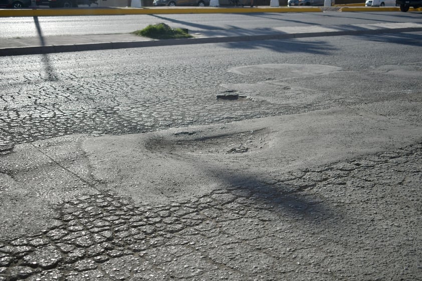 Bacheo insuficiente. En la calzada Lázaro Cárdenas hay un deterioro muy evidente de la carpeta asfáltica y se notan reparaciones de hace mas de 4 años, por lo que en varios tramos es insuficiente ya solo el bacheo.