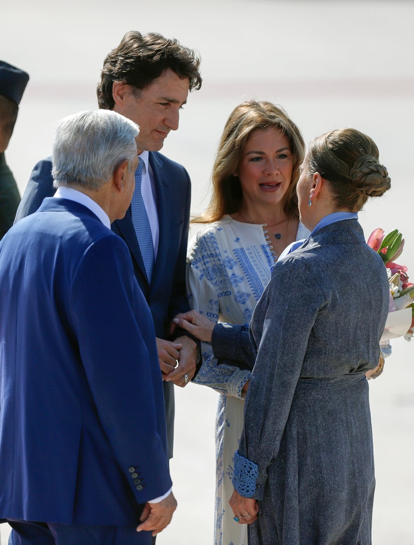 MEX3907. ZUMPANGO (MÉXICO), 09/01/2023.- El presidente mexicano Andrés Manuel López Obrador (i) y su esposa Beatriz Gutiérrez Müller (d), dan la bienvenida al Primer Ministro de Canadá, Justin Trudeau (2-i) y a su esposa Sophie Grégoire (2-d) hoy, en el Aeropuerto Internacional Felipe Ángeles (AIFA), en el municipio de Zumpango, Estado de México (México). El primer ministro de Canadá, Justin Trudeau, llegó este lunes a México para participar en la Cumbre de Líderes de Norteamérica con el presidente mexicano, Andrés Manuel López Obrador, y el mandatario estadounidense, Joe Biden, con quienes tratará asuntos migratorios, comerciales y de seguridad. EFE/Isaac Esquivel