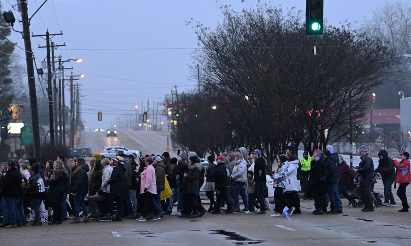 Cientos acuden a funeral de Lisa Marie Presley en Tennessee