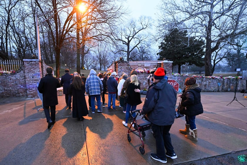 Cientos acuden a funeral de Lisa Marie Presley en Tennessee