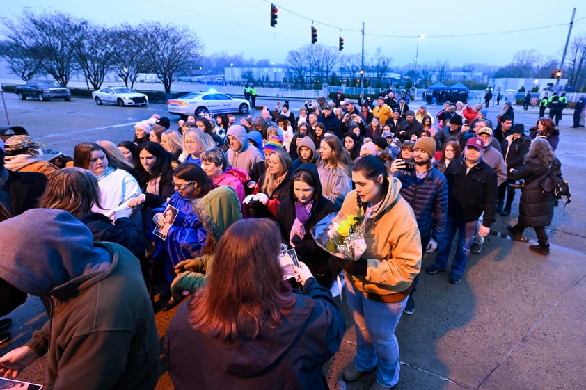 Cientos acuden a funeral de Lisa Marie Presley en Tennessee