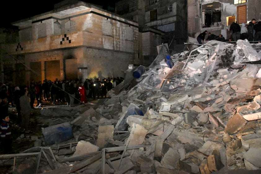 Hama (Syrian Arab Republic), 06/02/2023.- A handout photo made available by Sana shows damage and rescue operations following the earthquake that affected Syria early morning, in the city of Hama, Syria 06 February 2023. (Terremoto/sismo, Siria) EFE/EPA/SANA HANDOUT EDITORIAL USE ONLY/NO SALES