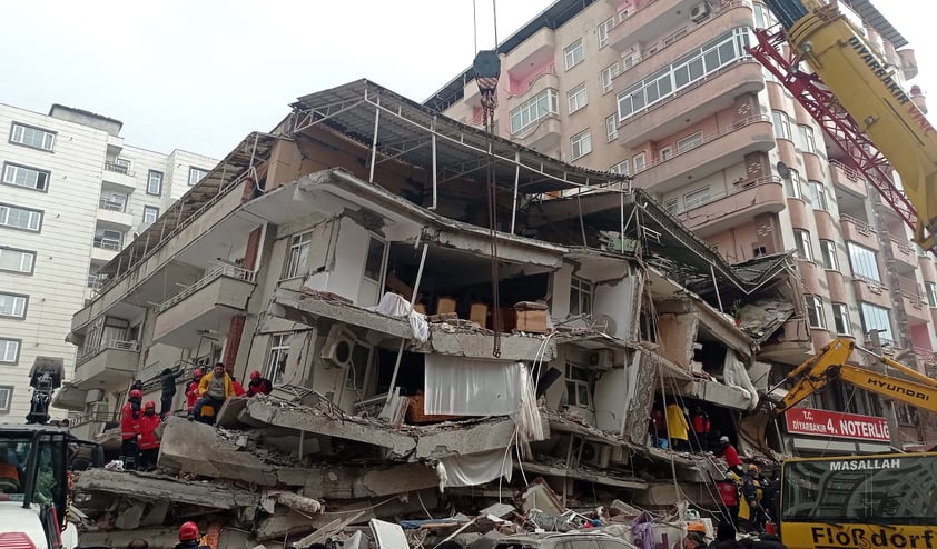 Diyarbakir (Turkey), 06/02/2023.- Emergency personnel search for victims at the site of a collapsed building after a powerful earthquake in Diyarbakir, southeast of Turkey, 06 February 2023. According to the US Geological Service, an earthquake with a preliminary magnitude of 7.8 struck southern Turkey close to the Syrian border. The earthquake caused buildings to collapse and sent shockwaves over northwest Syria, Cyprus, and Lebanon. 284 people were confirmed dead and more than 2,000 have been injured in Turkey, Turkish vice president said. (Terremoto/sismo, Chipre, Líbano, Siria, Turquía) EFE/EPA/DENIZ TEKIN