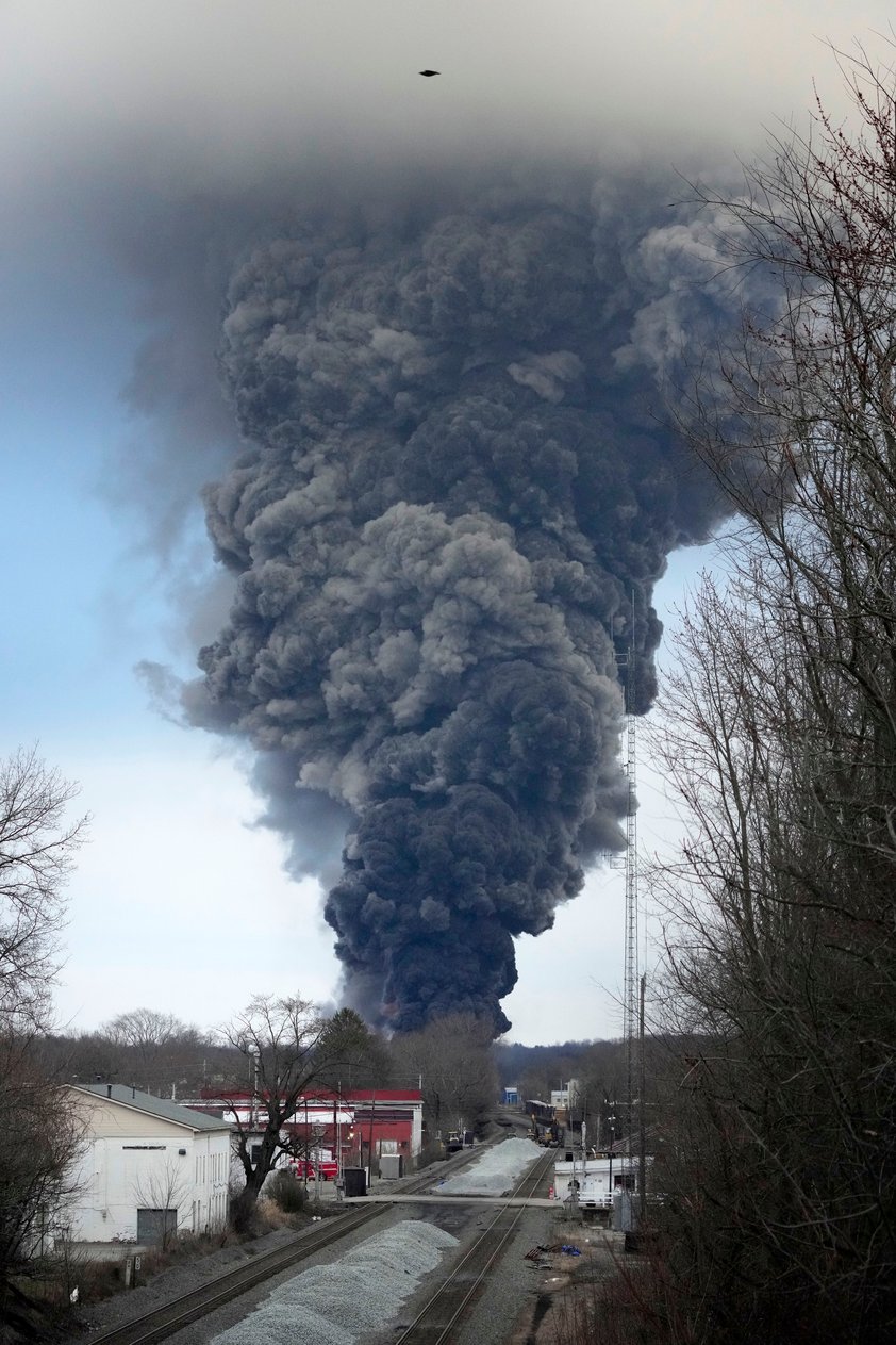 Realizan liberación controlada de material tóxico en Ohio tras descarrilamiento de tren