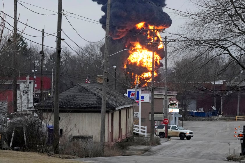 Realizan liberación controlada de material tóxico en Ohio tras descarrilamiento de tren