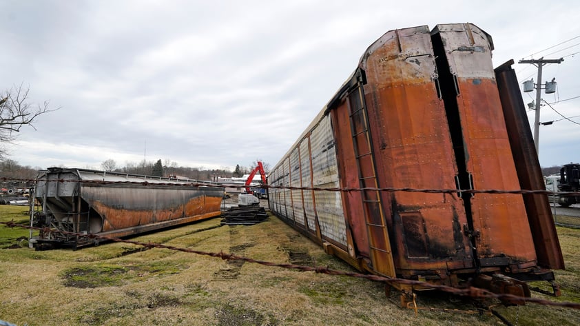 Alarma por descarrilamiento de tren con sustancias químicas en Ohio