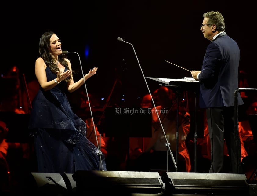 Recibido en aplausos y engalanado en un conjunto dorado y negro, activó sus cuerdas vocales para emitir las notas del aria La donna è mobile