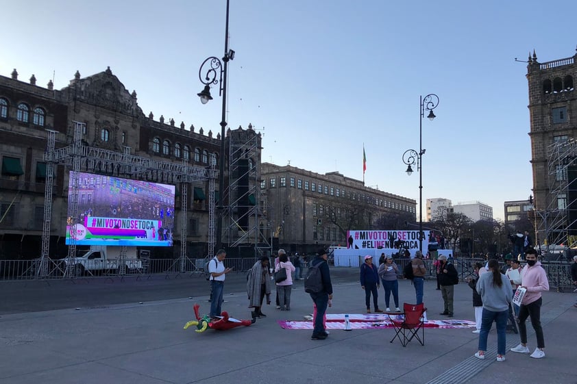 Marchan en defensa del INE en Ciudad de México