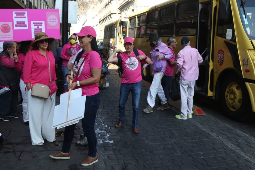 Marchan en defensa del INE en Ciudad de México