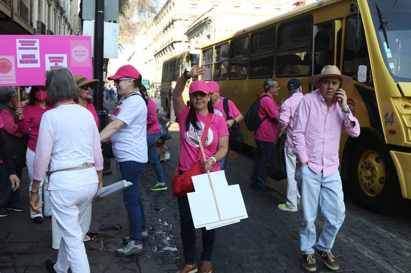 Marchan en defensa del INE en Ciudad de México