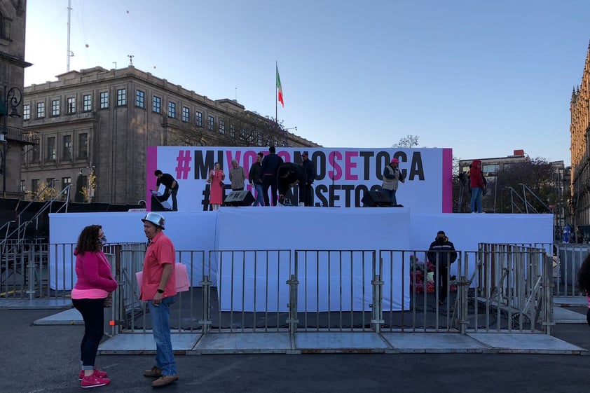 Marchan en defensa del INE en Ciudad de México