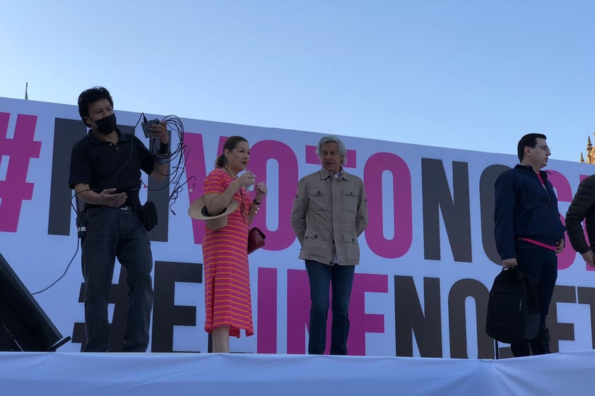 Marchan en defensa del INE en Ciudad de México