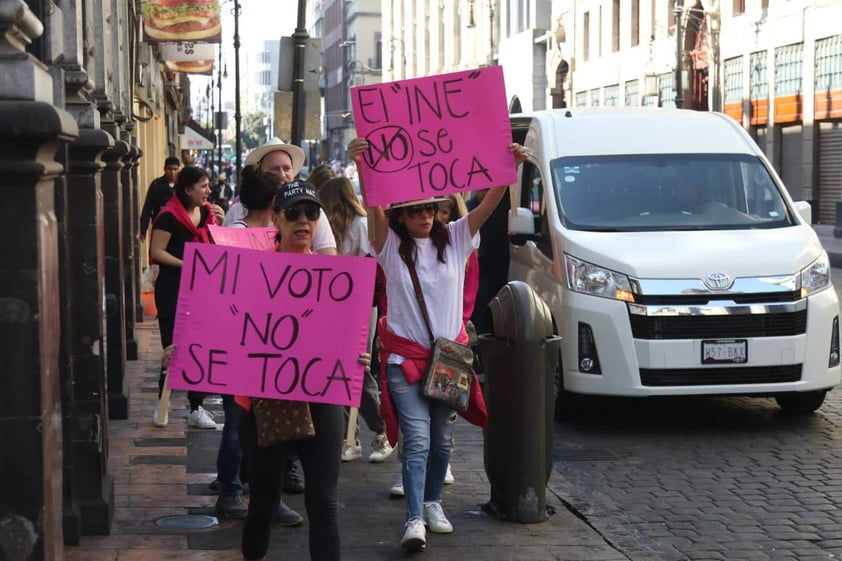 Marchan en defensa del INE en Ciudad de México