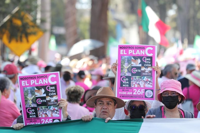 Marchan en defensa del INE en Ciudad de México