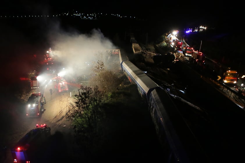 Chocan trenes en Grecia y muren al menos 26 personas