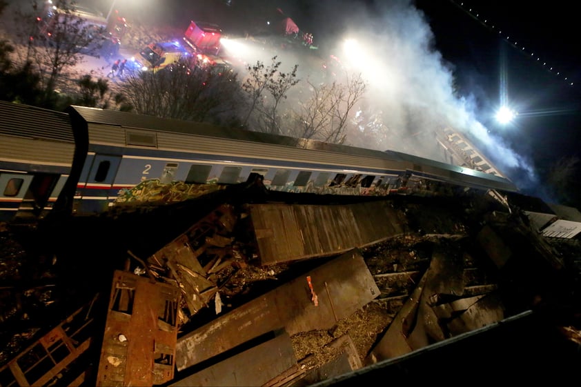 Chocan trenes en Grecia y muren al menos 26 personas