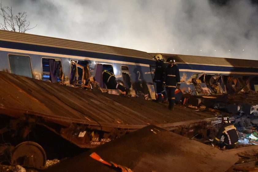 Chocan trenes en Grecia y muren al menos 26 personas