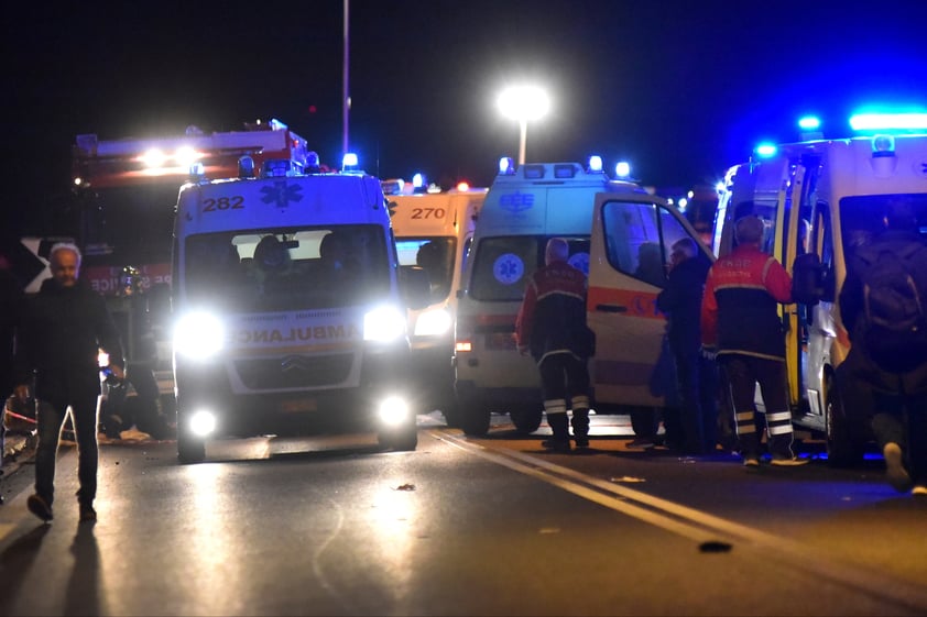 Chocan trenes en Grecia y muren al menos 26 personas