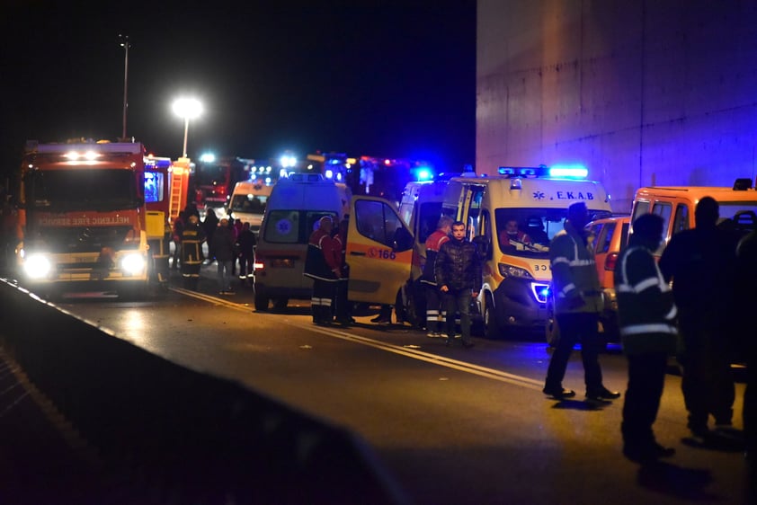 Chocan trenes en Grecia y muren al menos 26 personas