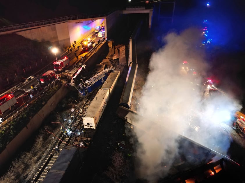 Chocan trenes en Grecia y muren al menos 26 personas