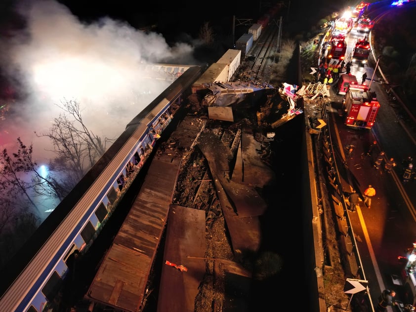 Chocan trenes en Grecia y muren al menos 26 personas