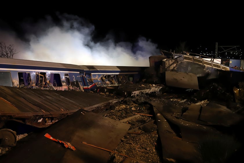 Chocan trenes en Grecia y muren al menos 26 personas