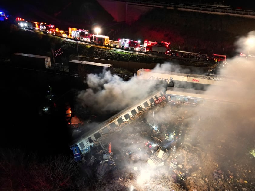 Chocan trenes en Grecia y muren al menos 26 personas