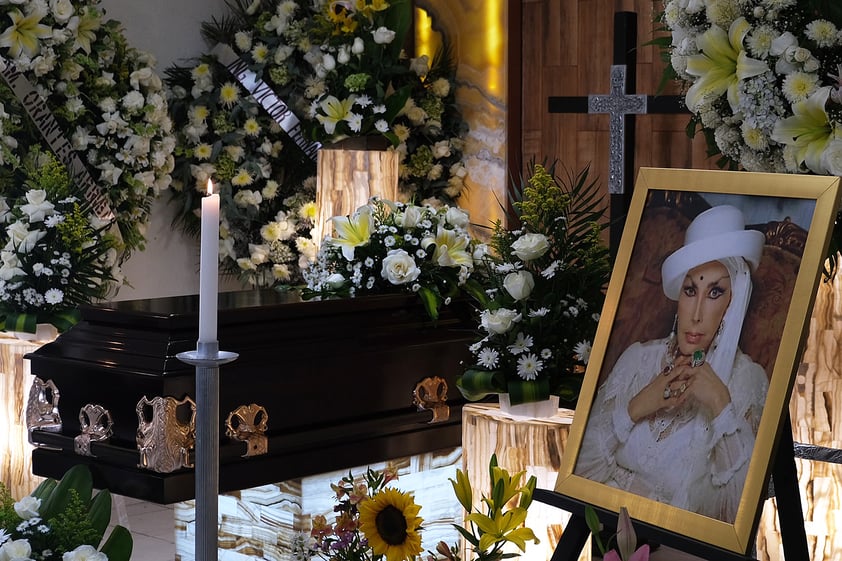 MEX7965. TUXTLA GUTIÉRREZ (MÉXICO), 01/03/2023.- Fotografía que muestra el féretro de la actriz mexicana, Irma Serrano, durante su funeral hoy, en Tuxtla Gutiérrez (México). Como una mujer libre, luchadora, que se enfrentaba a las injusticias, aunque llena de polémica y amor, es como este miércoles recordaron familiares a la cantante, actriz y política Irma Serrano ‘La Tigresa’, quien falleció este miércoles en Tuxtla Gutiérrez, Chiapas, a los 86 años de edad. EFE/Carlos López