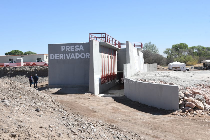 La presa derivadora captará el agua por medio de unos muros de concreto.