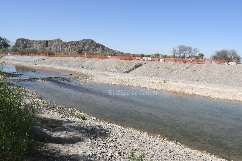 El canal consiste en un bordo artificial de tierra para impedir que una creciente de agua afecte la obra.