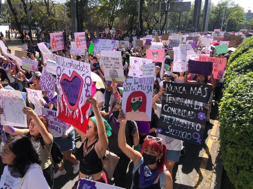 EUM20230308SOC05.JPG 
CIUDAD DE MÉXICO. Protest/Protesta-8M.- 8 de marzo de 2023. Aspectos del contingente que sale de la Estela de Luz como parte de la marcha por el Día Internacional de la Mujer. Foto: Agencia EL UNIVERSAL/Diego Simón Sánchez/EELG