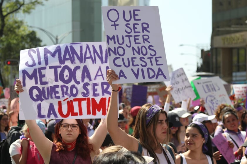 EUM20230308SOC25.JPG 
CIUDAD DE MÉXICO. Protest/Protesta-8M.- 8 de marzo de 2023. Aspectos de la marcha por el Día Internacional de la Mujer que avanza sobre Paseo de la Reforma rumbo al Zócalo capitalino. Foto: Agencia EL UNIVERSAL/Carlos Mejía/EELG